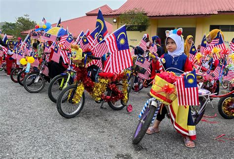 大城小镇迎国庆 辉煌条纹处处飘扬 地方 关注东海岸