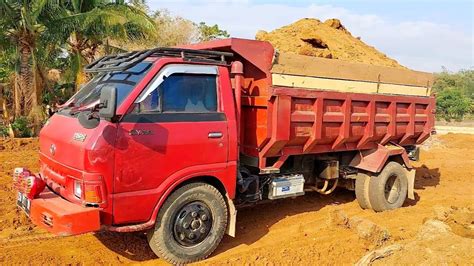 Dump Truk Toyota Rino Jomplang Full Bak Muatan Tanah Timbunan Youtube