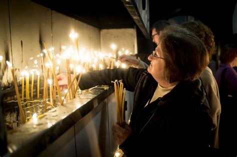 Pravoslavni verniki praznujejo božič foto siol net