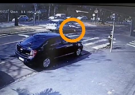 Vídeo mostra idosa sendo atropelada e motorista fugindo sem prestar socorro