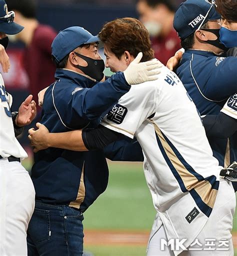 박민우 `택진이형과 감격의 포옹` Mk포토 Mk스포츠