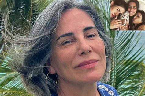 Gloria Pires e as filhas tomam banho de cachoeira e lacram no corpão