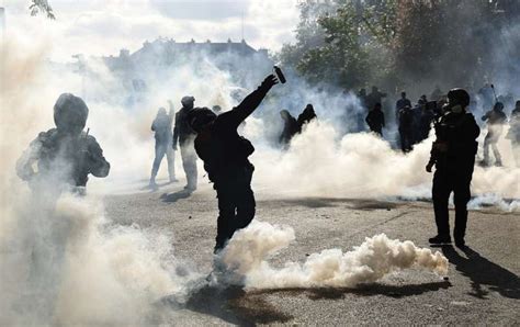 Francia Scontri Tra Manifestanti E Polizia 1 Maggio 2023 16 Dago