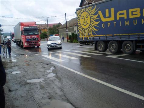 Accident N Gil U Un Tir A Lovit Un Autoturism Foto Tiri De Cluj