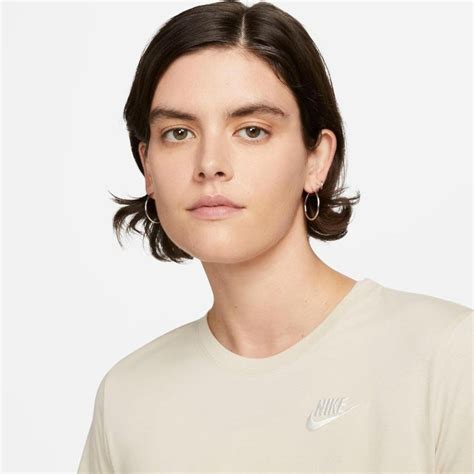 Camiseta Nike Sportswear Club Essentials Feminina Em Promo O Centauro