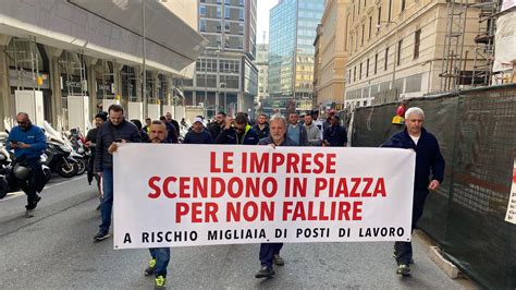 Genova il corteo degli edili nel centro della città Il Secolo XIX