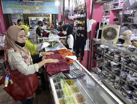 Toko Seragam Sekolah Di Lampung Ramai Jelang Masa Belajar Tahun Ajaran