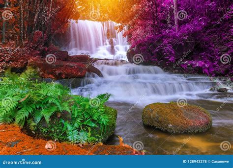 Sch Ner Wasserfall Im Regenwald Am Phu Wanne Berk Berg Phet Stockfoto