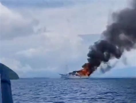 Kapal Lob Terbakar Di Perairan Raja Ampat Wisatawan Dan Abk Berhasil