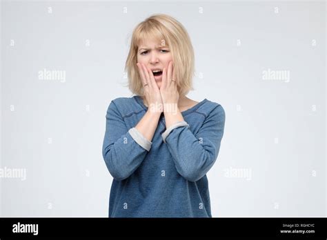 Beautiful Blonde Girl Scream Banque De Photographies Et Dimages Haute R Solution Alamy