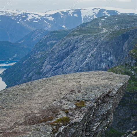 Una Imagen Vibrante Del Famoso Lugar De Senderismo Noruego Trolltunga