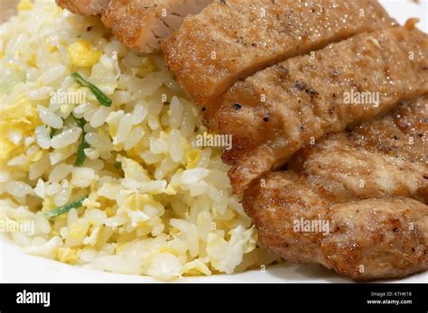 Movimiento De Arroz Frito Con Carne De Cerdo Frita En La Mesa Dentro