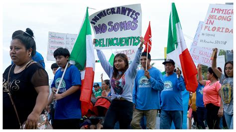 Inmigrantes marchan en contra de nueva ley de inmigración de Florida el