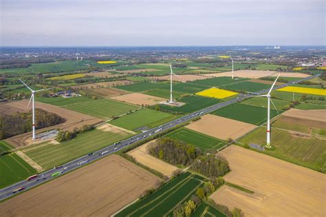 Luftaufnahme Freiske Windenergieanlagen Wea Auf Einem Feld In