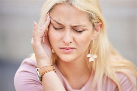 Stress De Maux De Tête Et Frustré Par Une Femme Souffrant D anxiété De