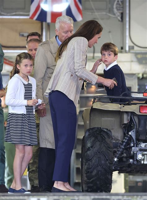 Prince William & Kate Middleton Take All 3 Kids To Air Show: Photos – Hollywood Life