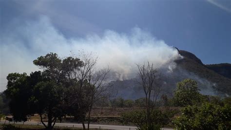 Brigadistas Combatem Incêndio Há Três Dias Em área De Proteção Fogo