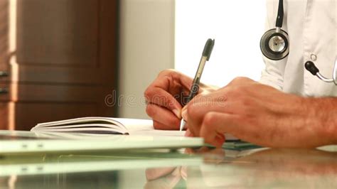 M Dico Indio Con Uniforme Tomando Notas En Documentos M Dicos Metrajes