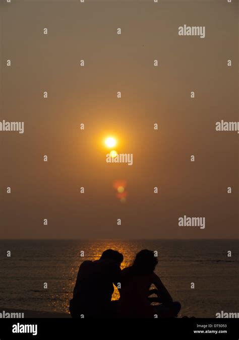 Couple silhouette at sunset by the sea Stock Photo - Alamy