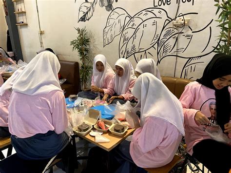 Srikandi Ganjar Sulsel Gandeng Perempuan Millenial Ajarkan Hiasi Kue