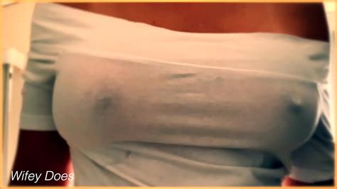 MEGA VIDEO MILF Is Braless And Pours Water On Her Amazing Tits XNXX