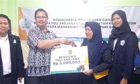 Politeknik PGRI Serahkan Beasiswa Full Sarjana Impresinews