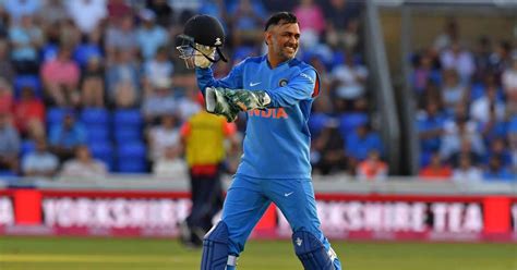 ms-dhoni-wicket-keeper - SwagCricket