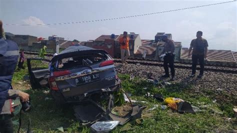 Korban Tewas Kecelakaan Minibus Tertabrak Kereta Feeder Whoosh Di Kbb