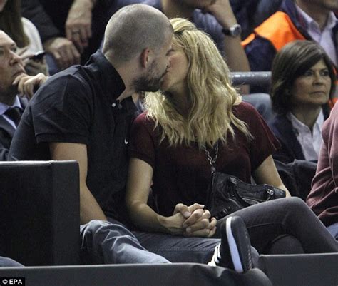 7teen: Shakira and Gerald Pique at a basketball game