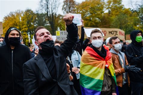 Le proteste per il diritto all aborto invadono le città della Polonia