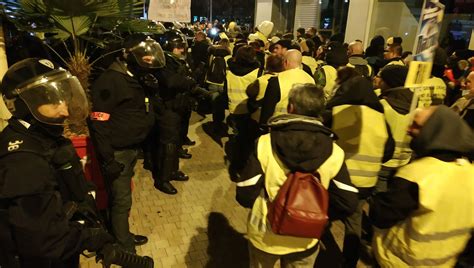 Gilets Jaunes Pr S De Manifestants Pour La Marche Nocturne