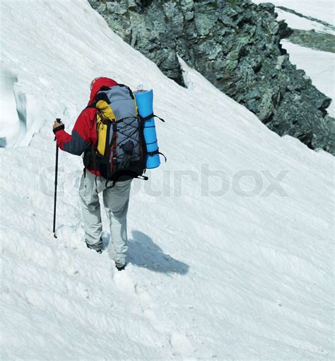 Wandern Sie Durch Verschneite Berge Stock Bild Colourbox