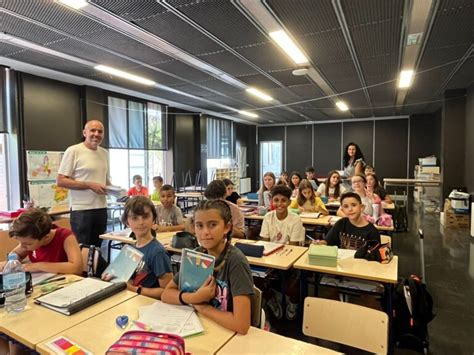 Moncofa Reparteix Agendes Escolars Entre Lalumnat Del Collegi