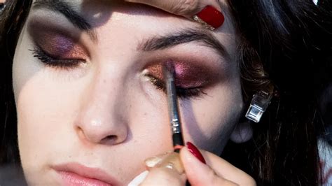 Maquillage des yeux lastuce infaillible pour enfin réussir son