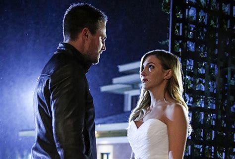 Photos ‘arrow Episode 100 Oliverlaurel Wedding Moirarobert Alive Tvline