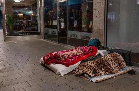 Streit eskaliert Decke von schlafendem Obdachlosen angezündet