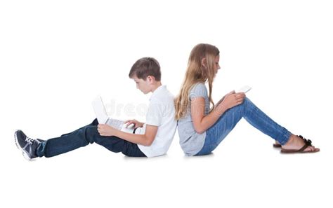 Menino E Menina Que Sentam Se De Volta Parte Traseira Imagem De Stock