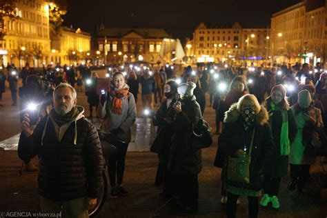 Manifestacja w Poznaniu po śmierci Izy z Pszczyny Umarła o jedna za