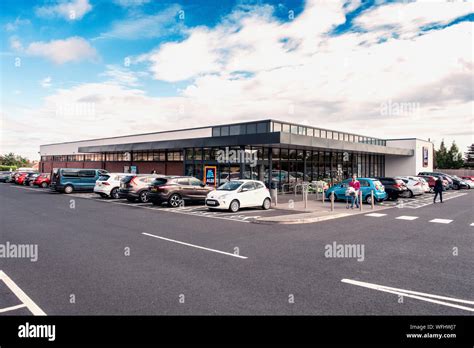 Aldi supermarket exterior Stock Photo - Alamy