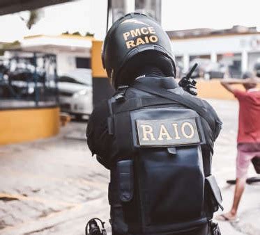 Comerciante Sequestrado E Pula De Carro Em Movimento Para Escapar