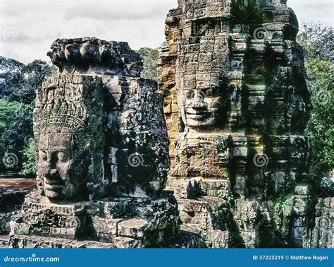 Caras En Las Torres Del Templo De Bayon Imagen De Archivo Imagen De