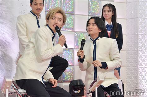 なにわ男子・道枝駿佑＆板垣李光人、現場で定期的にイチャイチャ 吉川愛が目撃「キスするんか？」＜マルス ゼロの革命 ＞ モデルプレス