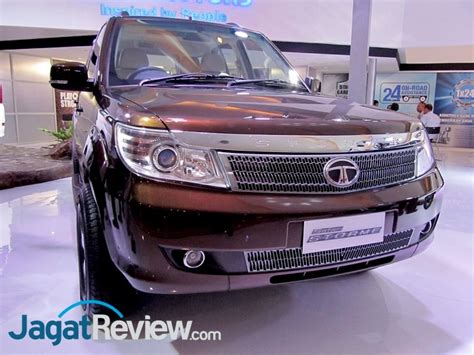 Modified Tata Safari Storme and Aria shown at 2013 IIMS