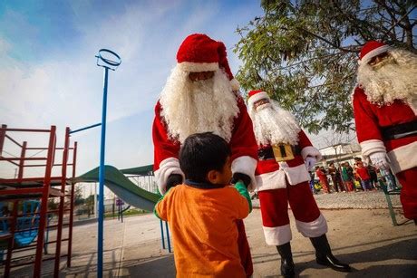 Polic As Llevan Alegr A Navide A A Ni Os De Monterrey Posta Nuevo Le N