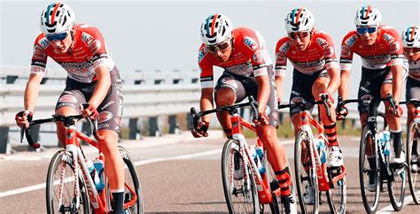 Tres ciclistas del Androni atropellados en Benidorm Planeta Triatlón