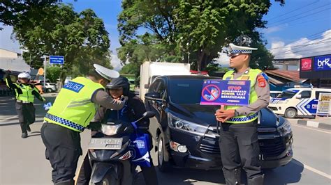 Dokumen Personel Satlantas Polresta Palu Memberikan Teguran Kepada