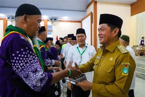 Pj Gubernur Sumut Lepas Keberangkatan Jemaah Haji Kloter I Asal