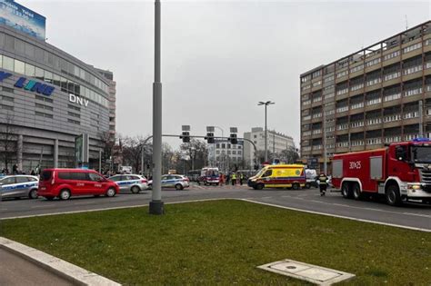 Powa Ny Wypadek W Szczecinie Auto Wjecha O W T Um Przechodni W Nowe