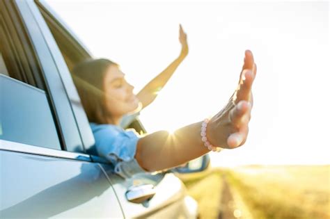 Mulher Jovem Feliz Olhando Pela Janela Do Carro Ao P R Do Sol Dourado