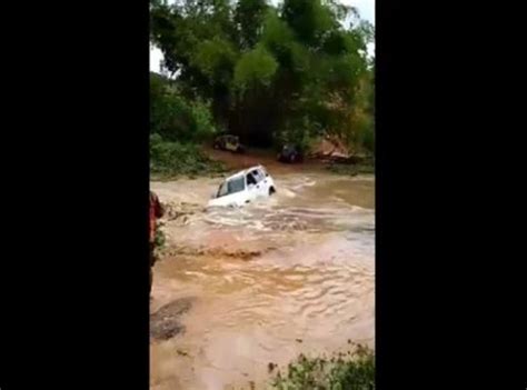 Fam Lia Resgatada De Carro Arrastado Por Correnteza Veja V Deo